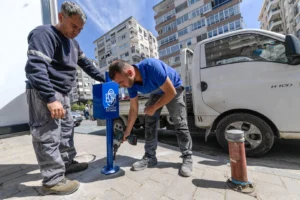 İzmir'de otobüs duraklarına yerleştirilen yeni nesil çöp kovaları