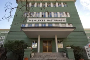 Sağlık Bakanlığı binası ve önünde Türk bayrağı.