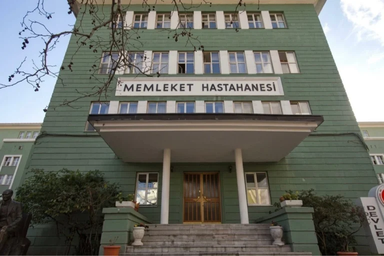 Sağlık Bakanlığı binası ve önünde Türk bayrağı.