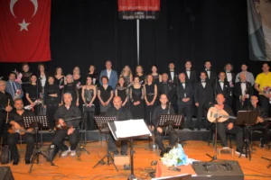 İzmir Diş Hekimleri Odası Türk Sanat Müziği Korosu konserinde sahne performansı sergilerken