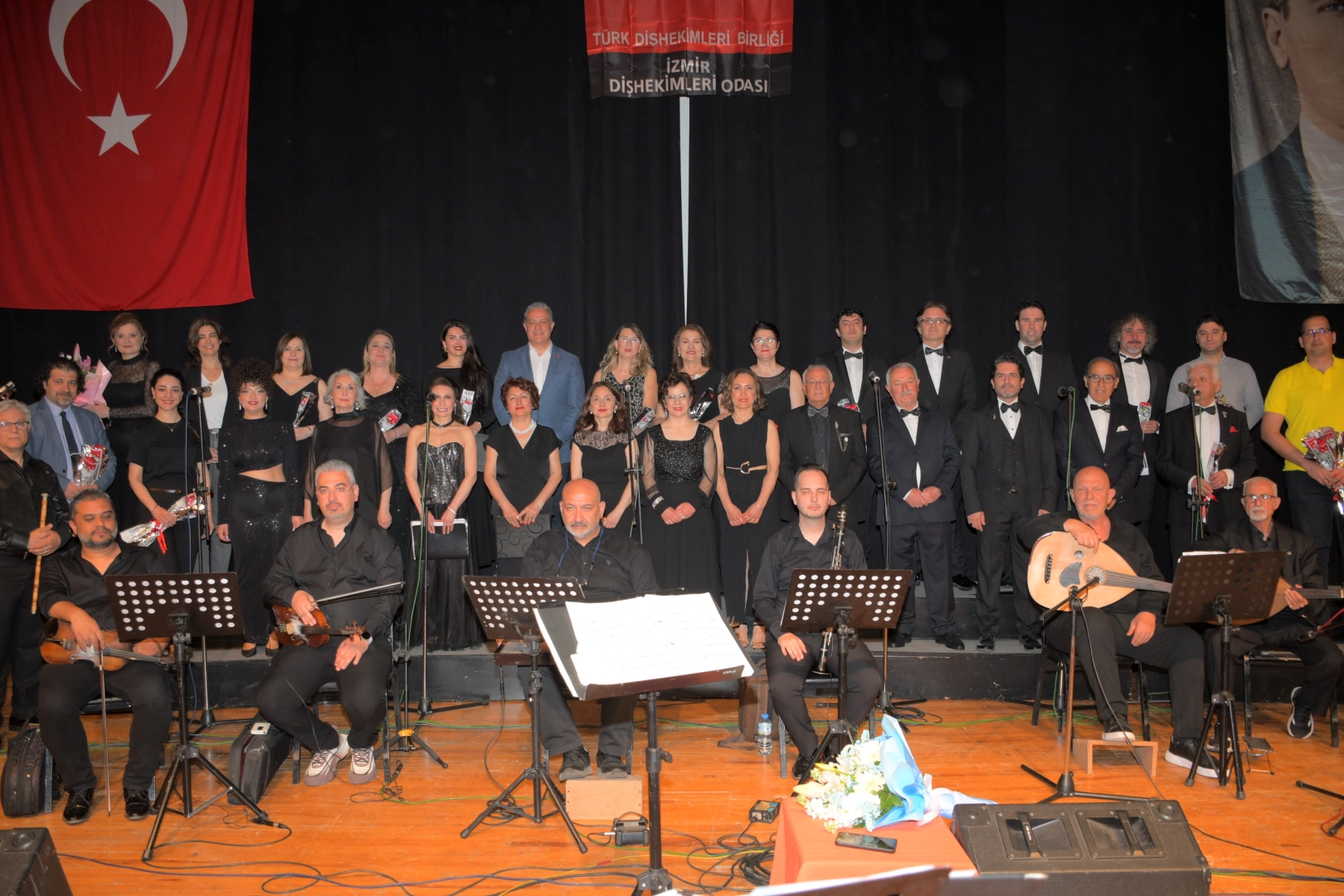 İzmir Diş Hekimleri Odası Türk Sanat Müziği Korosu konserinde sahne performansı sergilerken
