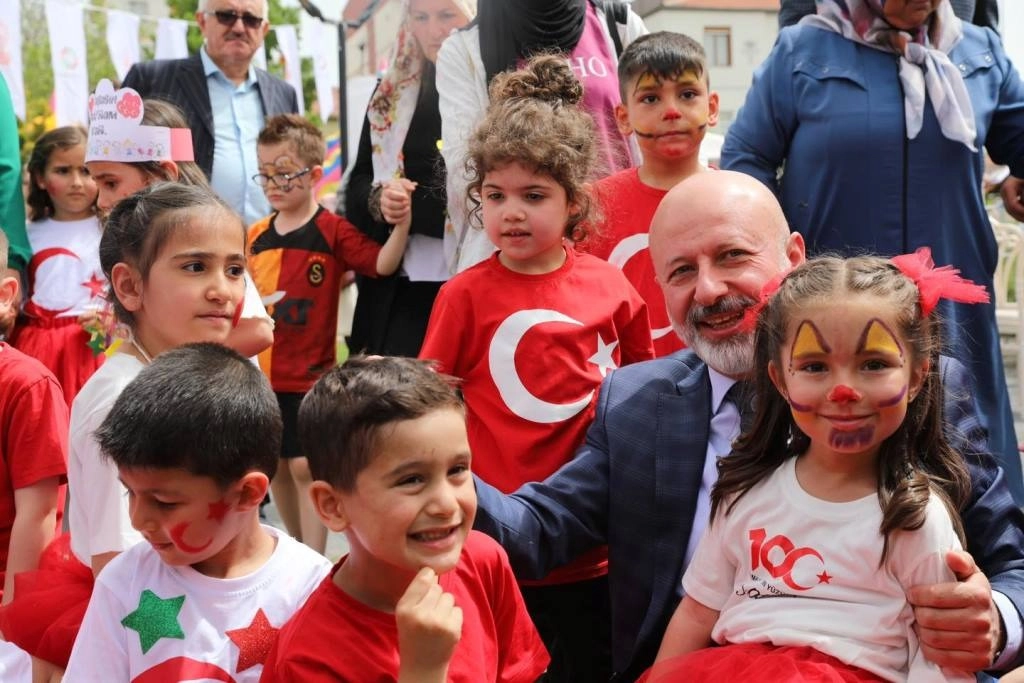 Kocasinan'da düzenlenen çocuk şenliğinde çocuklar eğleniyor