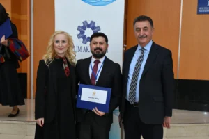 Doç. Dr. Abdullah Akbaş, Bilim Akademisi ödülünü alırken