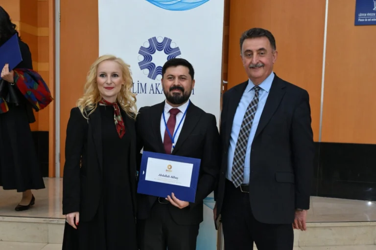 Doç. Dr. Abdullah Akbaş, Bilim Akademisi ödülünü alırken