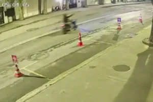 İstanbul'da polis ekiplerinin suç çetesine yönelik düzenlediği operasyonda gözaltına alınan şüpheliler