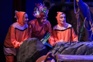 Çocuklar tiyatro oyununda çevre bilinci hakkında bilgi alıyor