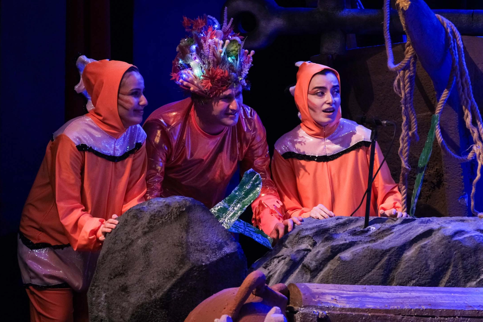 Çocuklar tiyatro oyununda çevre bilinci hakkında bilgi alıyor