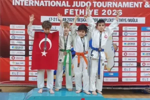 Kocaeli Kağıtspor sporcuları başarılarıyla gururlandırıyor.