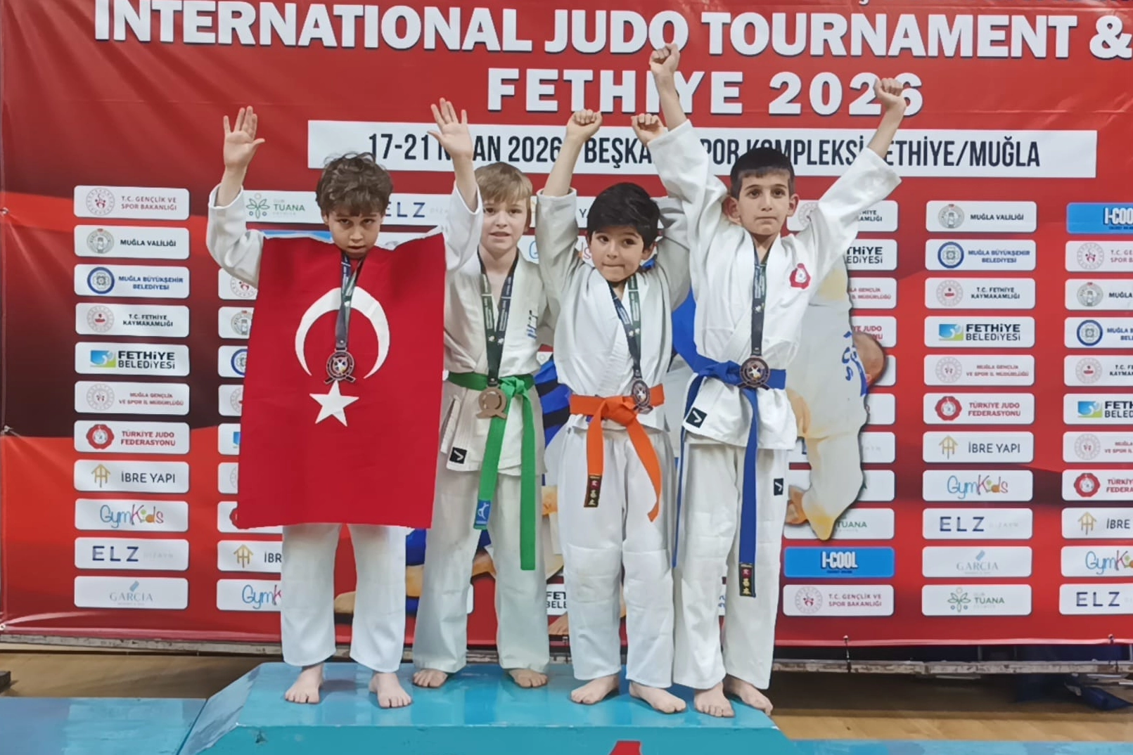 Kocaeli Kağıtspor sporcuları başarılarıyla gururlandırıyor.