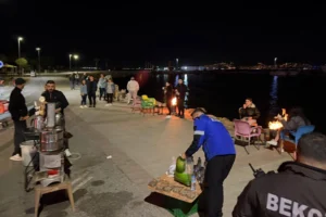 İzmir İnciraltı Sahili'nde Fahiş Fiyat Uygulayan Seyyar Satıcılara Zabıta Denetimi