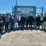 Kayseri Büyükşehir Belediyesi Sahipsiz Hayvan Bakım ve Rehabilitasyon Merkezi'nde bir görevli köpeğe bakıyor.