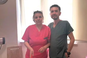 Antalya'da 28 yıl önce doğurtduğu bebekle aynı hastanede meslektaş olan ebe ve hemşirenin buluşması