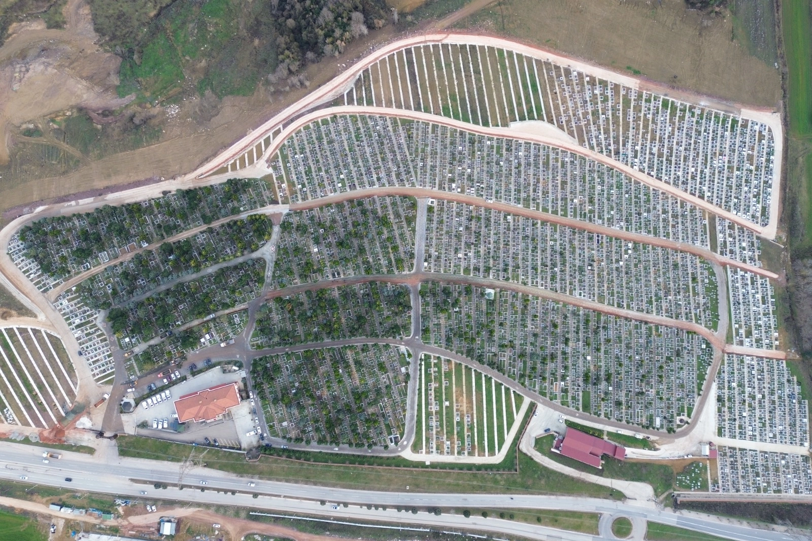 Kocaeli Büyükşehir Belediyesi cenaze hizmetleri sunarken