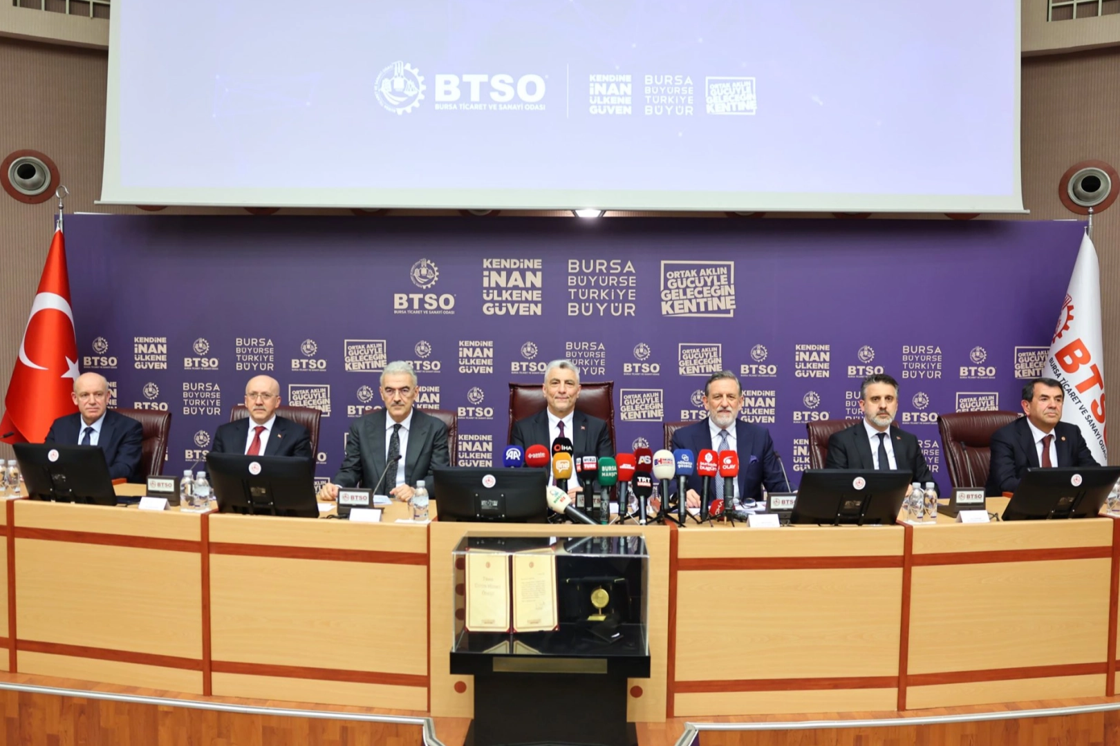 Ticaret Bakanı Ömer Bolat, Bursa'da ihracat rekoruyla ilgili açıklama yapıyor.