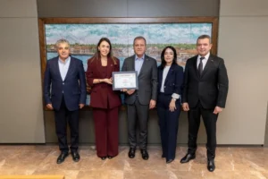 Mersin Büyükşehir Belediyesi'nin uluslararası standartlarda kalite ve vatandaş odaklı yönetim anlayışını simgeleyen görsel