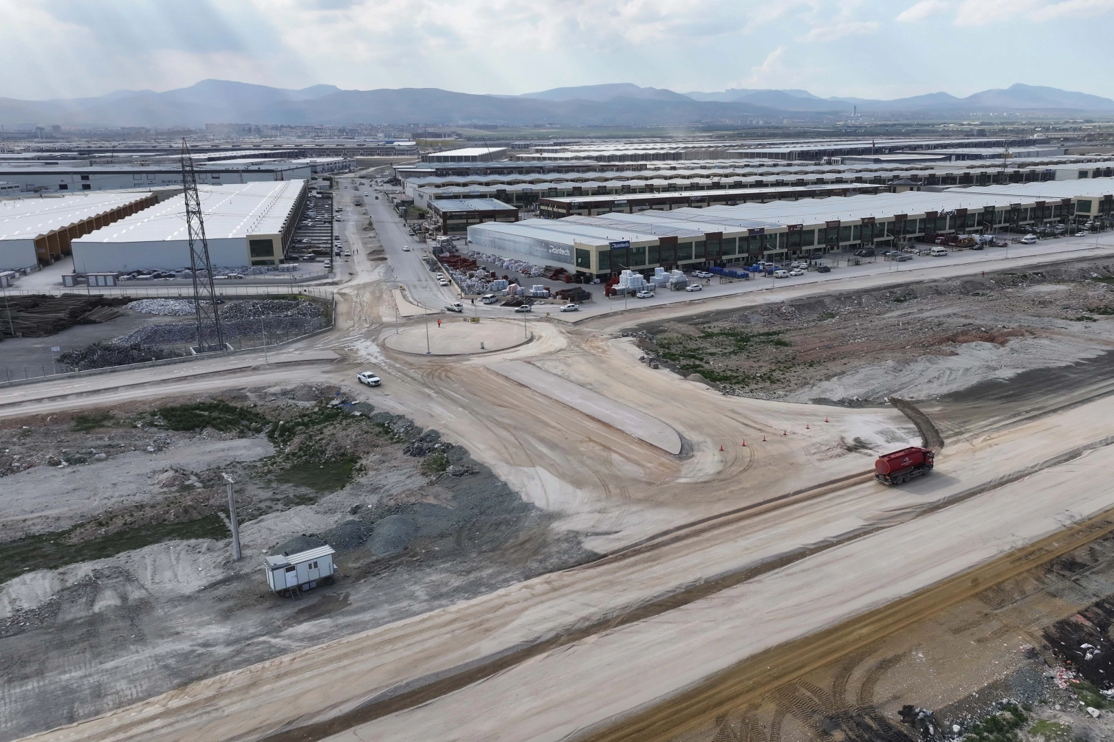 Konya'da trafiği rahatlatacak yeni caddelerin inşaatından genel bir görünüm.