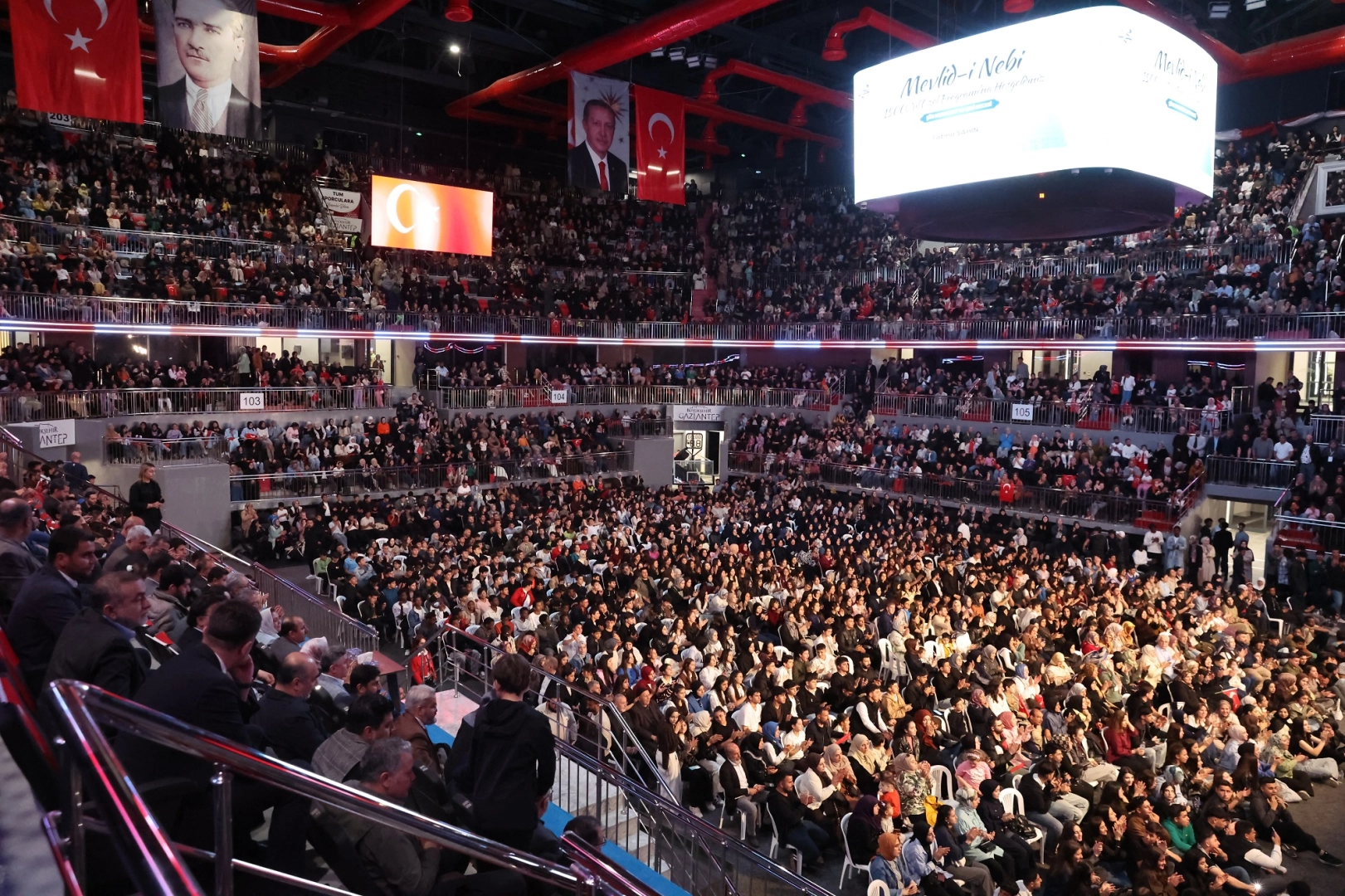 Gaziantep'te düzenlenen Mevlid-i Nebi programına katılan vatandaşlar