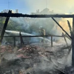 İzmir'de restoran çatısında çıkan yangına müdahale eden itfaiye ekipleri