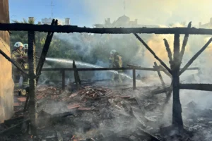 İzmir'de restoran çatısında çıkan yangına müdahale eden itfaiye ekipleri