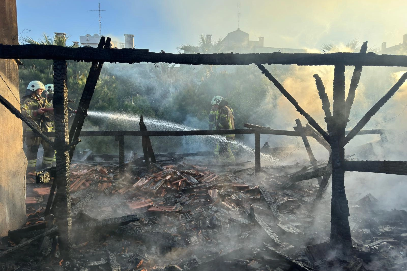 İzmir'de restoran çatısında çıkan yangına müdahale eden itfaiye ekipleri
