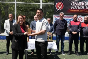 İzmir İtfaiyesi şehit itfaiyecileri anmak için geleneksel futbol turnuvası düzenledi.