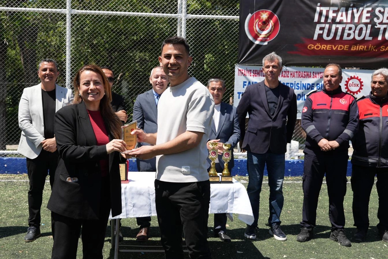 İzmir İtfaiyesi şehit itfaiyecileri anmak için geleneksel futbol turnuvası düzenledi.