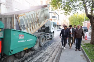 Melikgazi Belediyesi, ulaşım konforunu artırmak amacıyla asfalt çalışmalarına hız verdi.