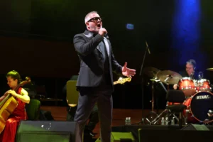 Luca Minnelli İzmir Ahmed Adnan Saygun Sanat Merkezi'nde sahne alırken