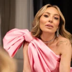 Ziynet Sali'nin doğum günü kutlamasında hatıra ormanı hediyesi alırken çekilmiş fotoğrafı