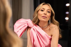 Ziynet Sali'nin doğum günü kutlamasında hatıra ormanı hediyesi alırken çekilmiş fotoğrafı