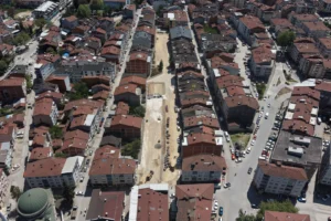 İnegöl Belediyesi tarafından inşa edilen ücretsiz otopark ve çocuk oyun alanı projesi