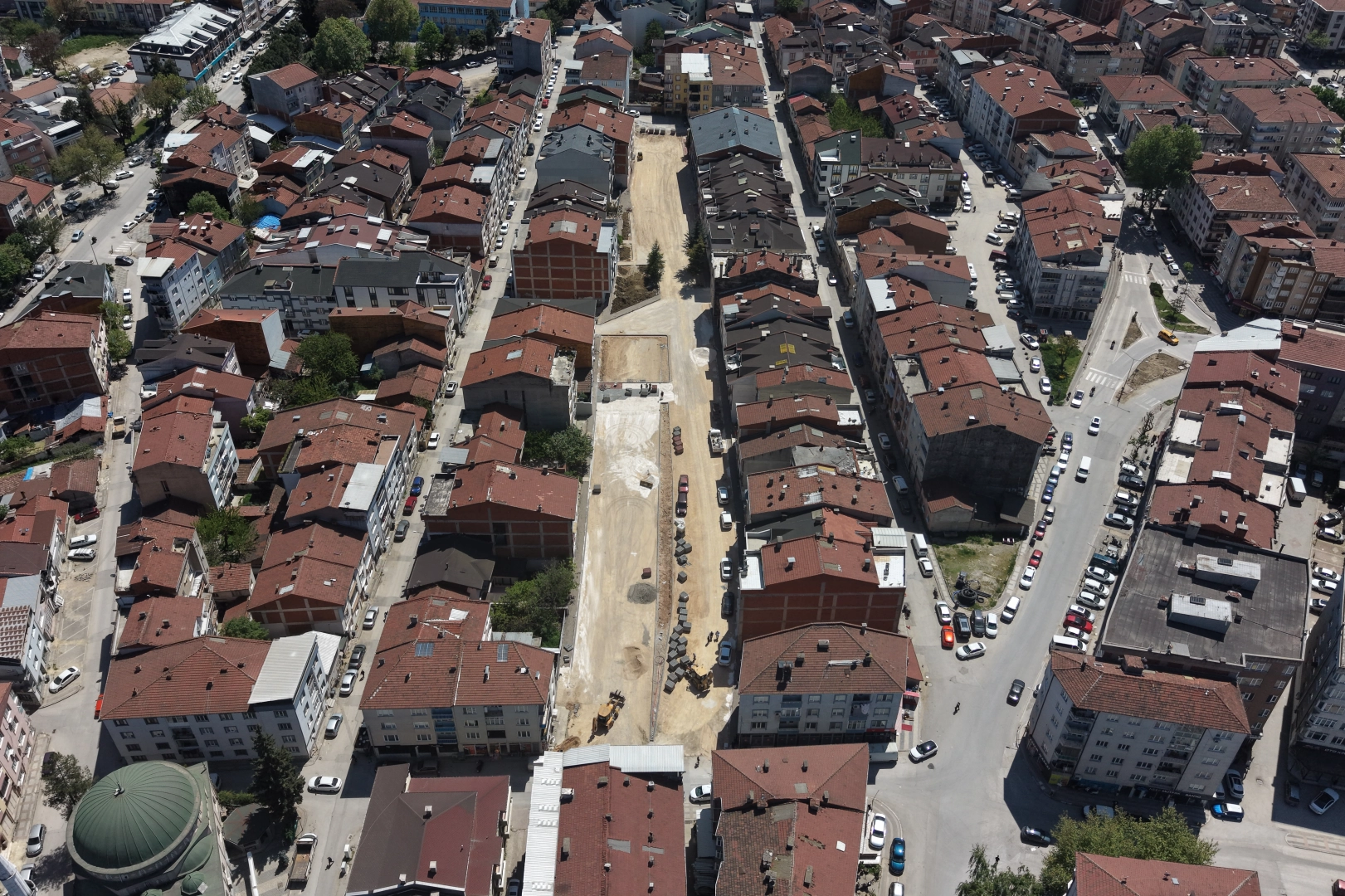 İnegöl Belediyesi tarafından inşa edilen ücretsiz otopark ve çocuk oyun alanı projesi