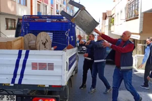 Maltepe'de zabıta ekipleri tarafından gerçekleştirilen kaldırım ve yol işgali denetimi