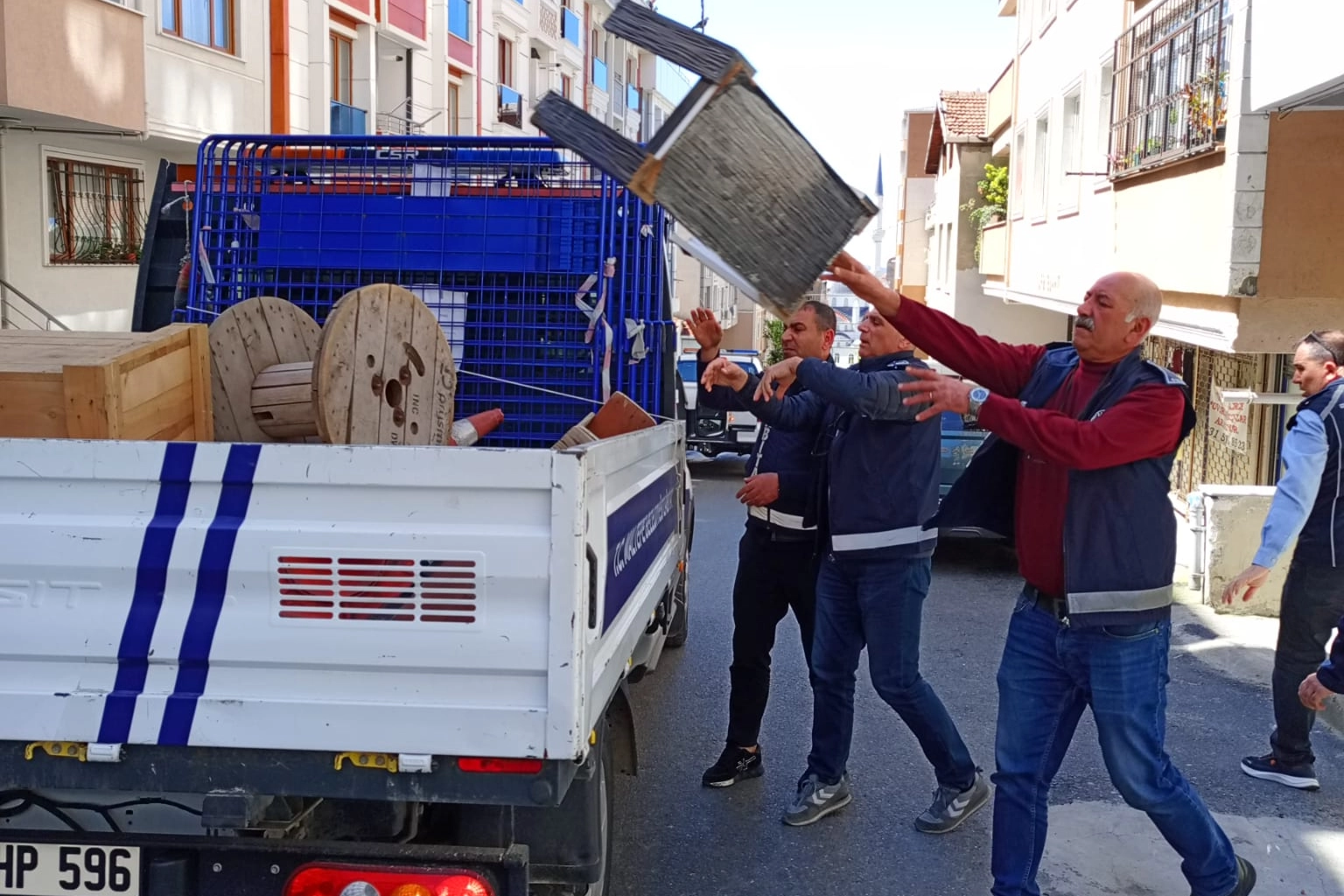 Maltepe'de zabıta ekipleri tarafından gerçekleştirilen kaldırım ve yol işgali denetimi