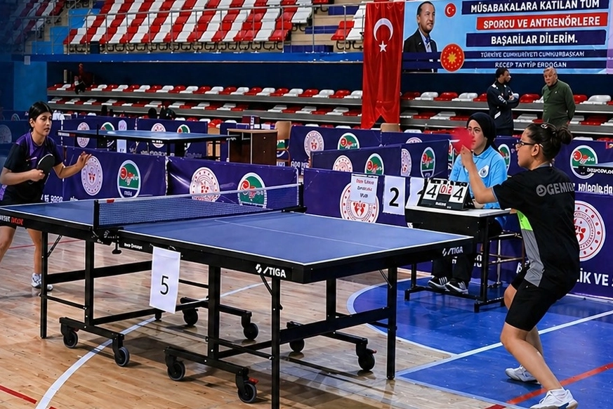 Ağrı'da düzenlenen okul sporları masa tenisi grup müsabakaları şampiyonları ödül töreni