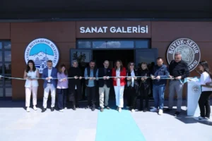 Kayseri Büyükşehir Sanat Galerisi'nde ahşap yakma sanatı 'Ateşle Yazılan Hikâyeler' sergisinden bir kesit