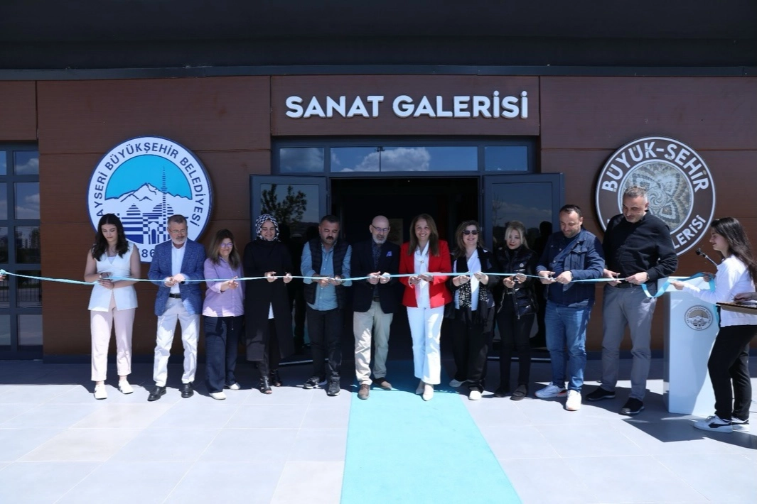 Kayseri Büyükşehir Sanat Galerisi'nde ahşap yakma sanatı 'Ateşle Yazılan Hikâyeler' sergisinden bir kesit