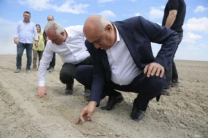 PANKOBİRLİK Başkanı Ramazan Erkoyuncu pancar ekimi alanında incelemelerde bulunuyor ve su tasarrufu çağrısı yapıyor.