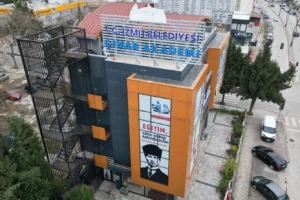 Çınar Akademi'de LGS ve YKS sınavlarına hazırlanan öğrenciler odaklanma kampında ders çalışıyor.