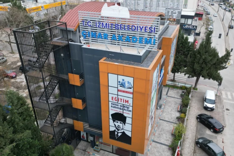 Çınar Akademi'de LGS ve YKS sınavlarına hazırlanan öğrenciler odaklanma kampında ders çalışıyor.