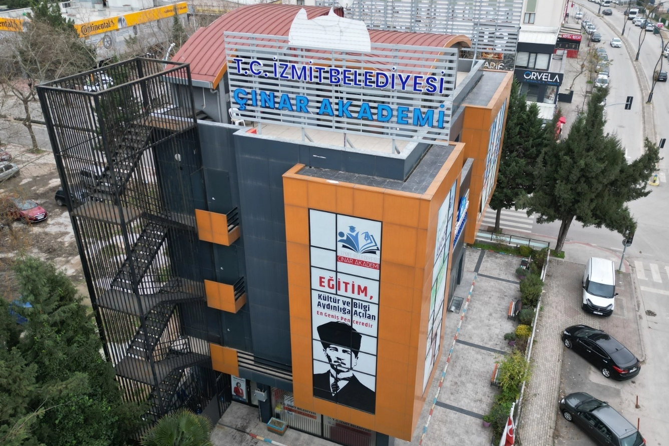 Çınar Akademi'de LGS ve YKS sınavlarına hazırlanan öğrenciler odaklanma kampında ders çalışıyor.