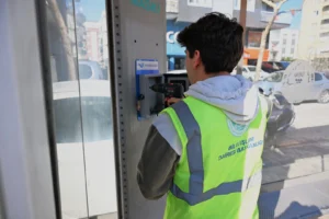 MASKİ GO kioskları, Manisa'da vatandaşlara kolay su yükleme hizmeti sunuyor.