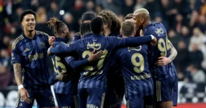 Fenerbahçe kulübü binası önünde taraftarlar ve seçim pankartları
