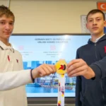 TED Ankara Koleji öğrencileri Alman Matematik Olimpiyatı'nda kazandıkları altın madalyalarla gururla poz veriyor.