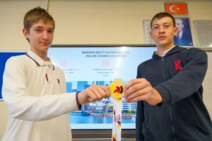 TED Ankara Koleji öğrencileri Alman Matematik Olimpiyatı'nda kazandıkları altın madalyalarla gururla poz veriyor.
