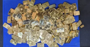 İstanbul'da jandarma ekiplerinin düzenlediği operasyonda ele geçirilen sahte altınlar ve üretim malzemeleri