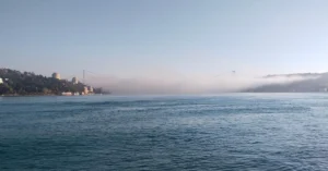 İstanbul Boğazı'nda yoğun sis nedeniyle vapur seferleri iptal edildi.