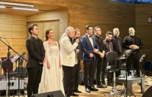 Ankara'da düzenlenen 'Şiir ve Müziğin Büyüsü' konserinde sahne alan sanatçı Barbaros Çelikoğlu ve orkestra