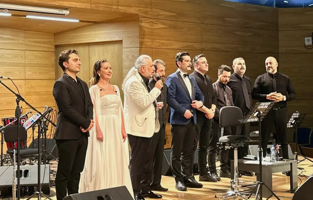 Ankara'da düzenlenen 'Şiir ve Müziğin Büyüsü' konserinde sahne alan sanatçı Barbaros Çelikoğlu ve orkestra