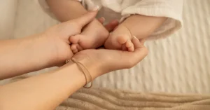 Sözleşmeli personel için doğum izni süresinin 24 haftaya çıkarıldığını ve koruyucu ailelere yeni haklar tanındığını gösteren görsel